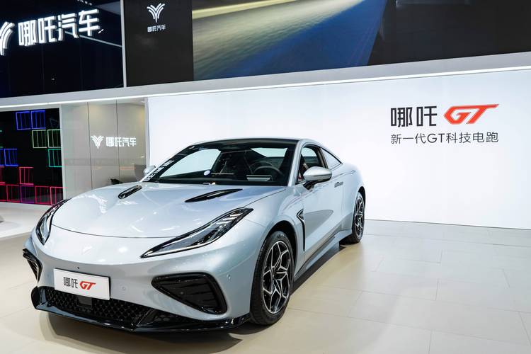 成都147哪吒汽车在智能汽车领域的表现，领途汽车在新能源汽车市场中的影响力